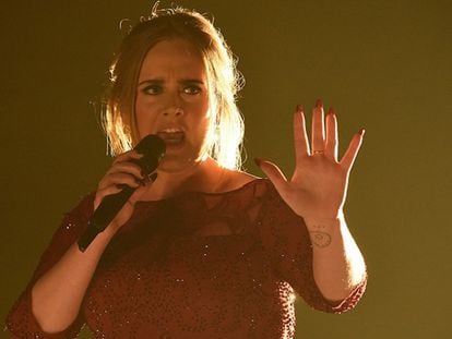 A cantora Adele, durante o 58º Grammy.