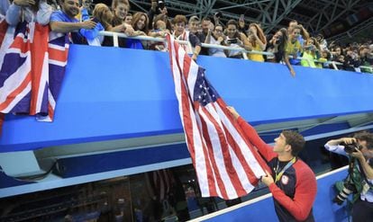 Phelps, a bandeira dos EUA e seu beb&ecirc;, Boomer.