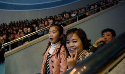 Uma família assiste a um espetáculo no aquário de Pyongyang.