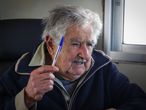 AME2864. MONTEVIDEO (URUGUAY), 21/10/2020.- El expresidente de Uruguay José Mujica durante una entrevista con Efe en su finca, este miércoles, en Montevideo (Uruguay). De las lágrimas en el Senado a la calma de su finca, de legislar en medio de una pandemia a cosechar verduras, de más de 60 años de vida dedicada a la política entre armas, despachos y Presidencia a ser el viejo sabio de la tribu. Así es el día después de José 'Pepe' Mujica tras renunciar a su escaño. Con la calma de alguien que parece haberse quitado un peso de encima y quiere vivir tranquilo sus últimos años, inmerso en la humilde finca en la que vive desde hace ya tiempo y siempre con su típica forma de expresarse, Mujica abrió las puertas a Efe para conversar al día siguiente de renunciar a su banca. EFE/Santiago Carbone