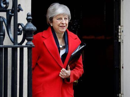 A primeira-ministra de Reino Unido, Theresa May, saindo de Downing Street nesta terça-feira rumo à Câmara dos Comuns.