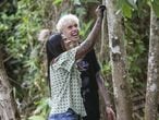 La líder indígena Anita Juruna con el activista británico Elijah MckEnzie-Johnson en el corazón de la Amazonia esta semana. 