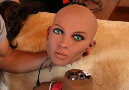 Um engenheiro segura a cabeça de Samantha, uma boneca sexual com inteligência artificial.