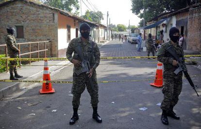 Soldados salvadorenhos no local de um crime.