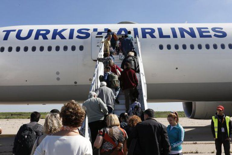 Passageiros embarcam novamente no avião após susto.