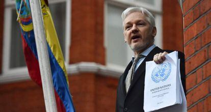 Assange, na sacada da Embaixada do Equador em Londres, em fevereiro de 2015.