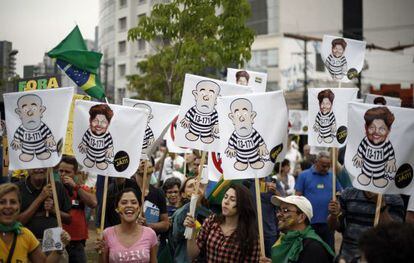 Manifestantes em S&atilde;o Paulo contra Lula e Dilma.