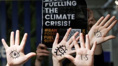 Manifestantes protestam contra o uso de combustíveis fósseis durante a a Cúpula do Clima em Glasgow, nesta quarta.