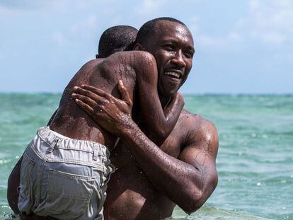 Mahershala Ali (à dir) e Alex R. Hibbert, em uma cena de 'Moonlight'.