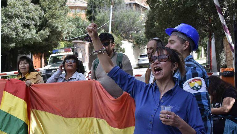 Un grupo de personas favorables al nuevo Gobierno de Bolivia, este lunes en La Paz.