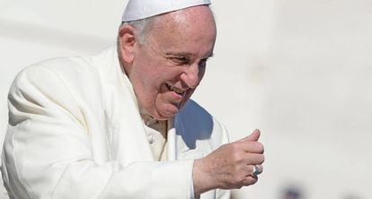 O Papa Francisco na praça de São Pedro, no Vaticano.