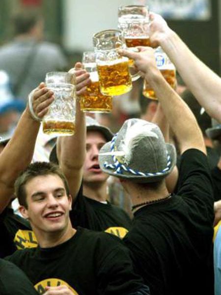 Jovens alemães bebem cerveja durante a Oktoberfest de Munique.