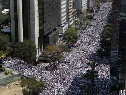 Apoiadores do opositor Leopoldo Lopez em marcha desta ter&ccedil;a.