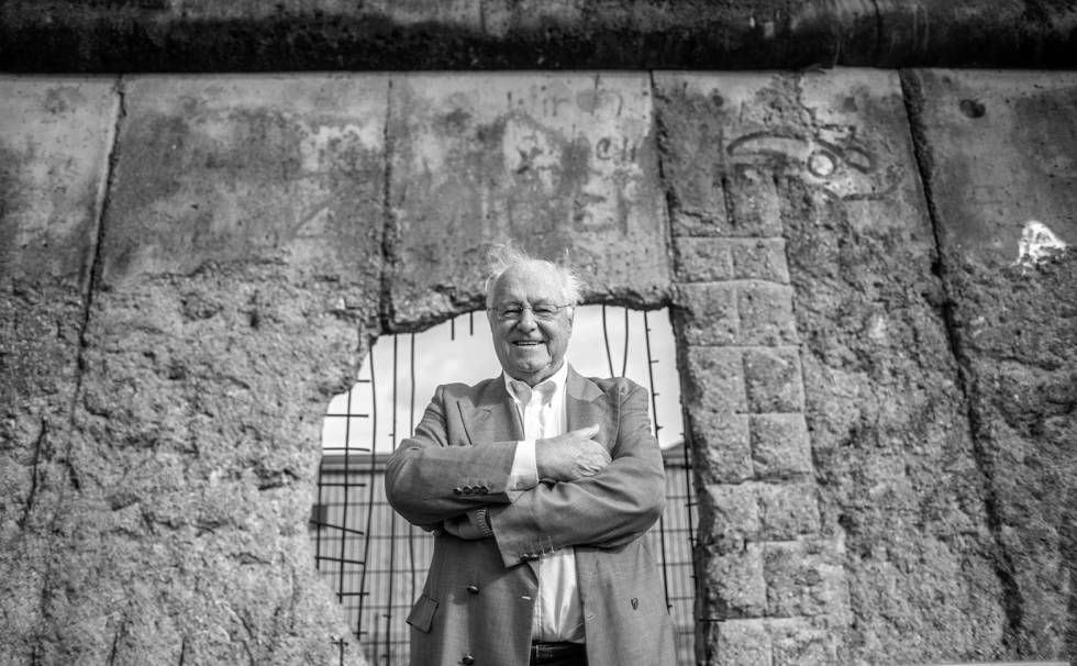 Peter Brinkmann em Berlim, em frente a um dos pedaços que restam do muro.