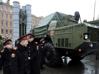Grupo de cadetes junto a sistema antimísseis S-300 durante exibição militar em São Petersburgo nesta segunda-feira.