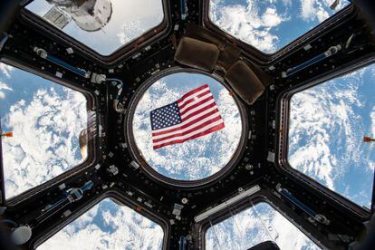 A bandeira norte-americana na Estação Espacial Internacional