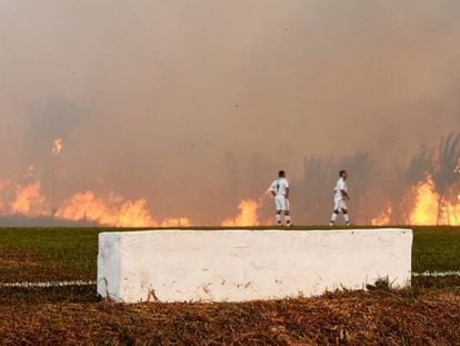 No domingo, o fogo interrompeu a partida entre Atlético Acreano e Luverdense no estádio Antonio Aquino Lopes, em Rio Branco, pela Série C do Campeonato Brasileiro.