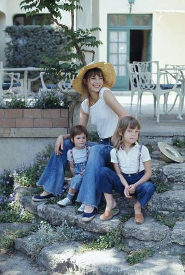 Jane Birkin, despreocupada como boa ‘fille adoptive’, com seus filhos vestidos da mesma maneira numa foto de verão.