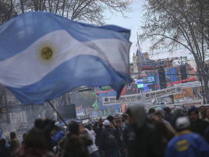 Argentinos protestam contra &quot;tarifa&ccedil;o&quot;.