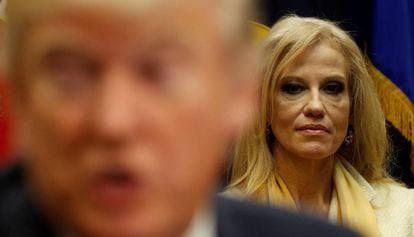 A assessora presidencial Kellyanne Conway, atrás do presidente Donald Trump.