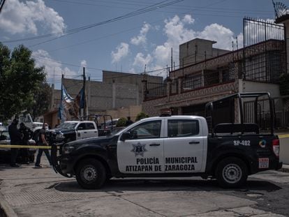 Agentes da polícia municipal vigiam a rua de las Margaritas em Atizapán de Zaragoza.