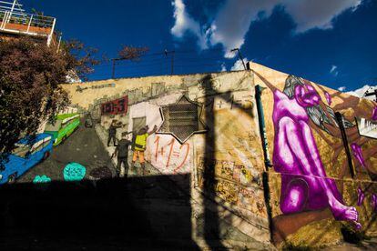 Com centenas de muros grafitados, o cinza paulistano dá espaço para o colorido dos desenhos.