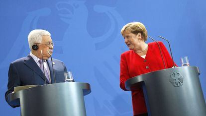 Angela Merkel e Mahmud Abbas nesta quinta-feira em Berlim.