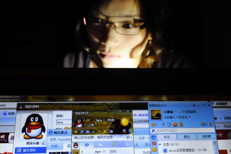 Usuária chinesa da Internet navega usando apenas serviços de empresas locais.