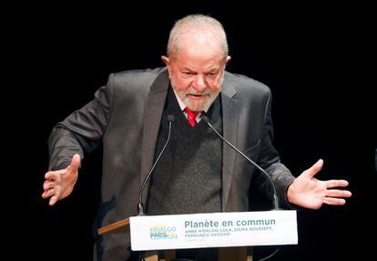 Lula ao receber prêmio em Paris.