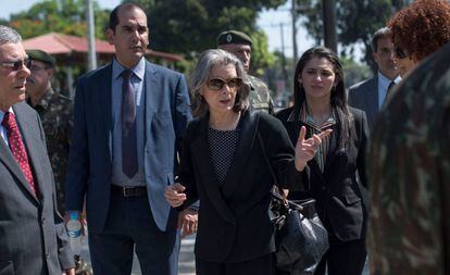 A ministra do STF Cármen Lúcia acompanha destruição de armas no Rio de Janeiro, no dia 20 de dezembro.