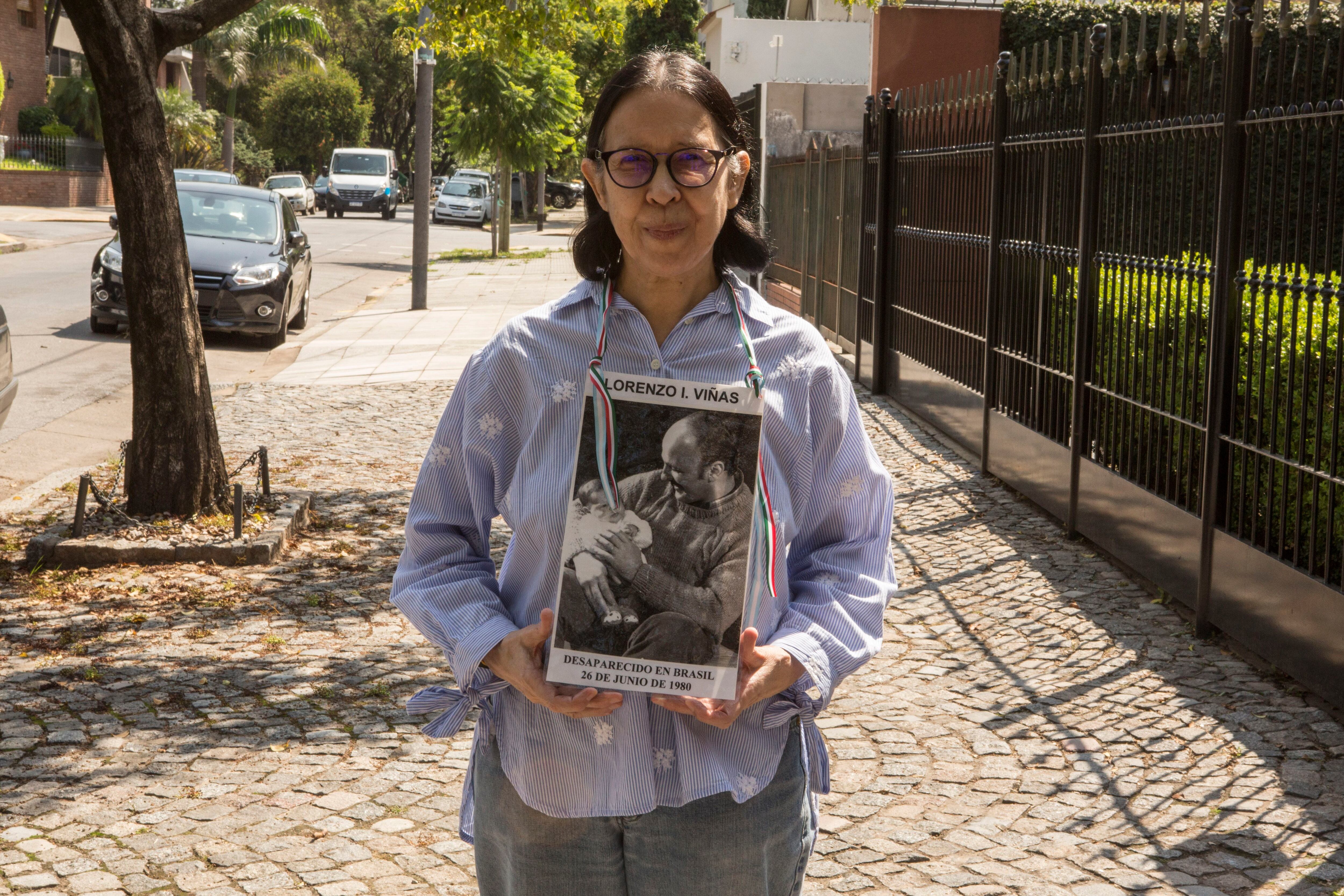 Claudia Olga Romana Allegrini com a foto do marido em Buenos Aires.