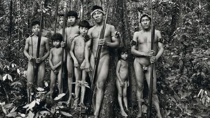 Homens da tribo awá, na Amazônia.