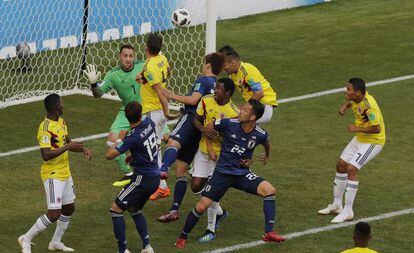 O momento em que Osako finaliza para o segundo gol do Japão.