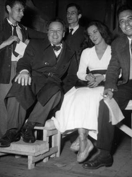 Camus (à direita) com Casares em um teatro de Paris em 1948.