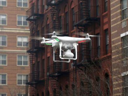 Um drone voando em Manhattan.