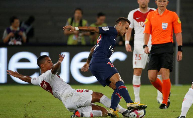 Neymar sofre uma falta de Tielemans pouco depois de entrar em campo na Supercopa francesa.