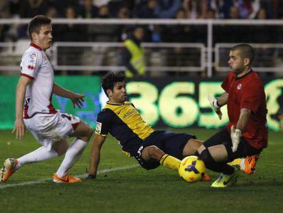 Diego Costa supera Rubén / JUAN MEDINA (REUTERS)
