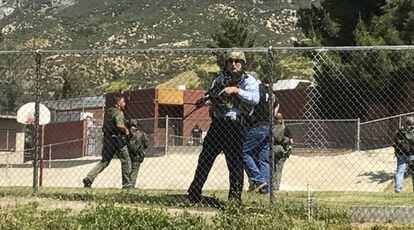 Vários policiais em escola atacada nesta segunda-feira na Califórnia.