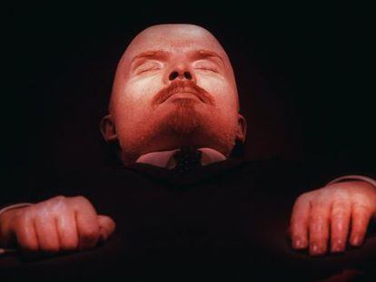 O corpo embalsamado de Lênin, na tumba.