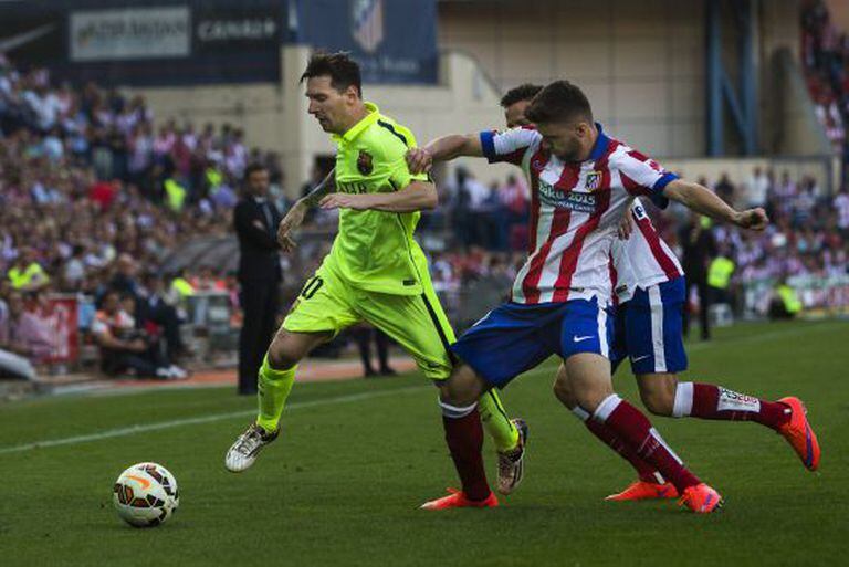 Messi conduz a bola entre a defesa do Atlético, durante o partido do domingo no Calderón.