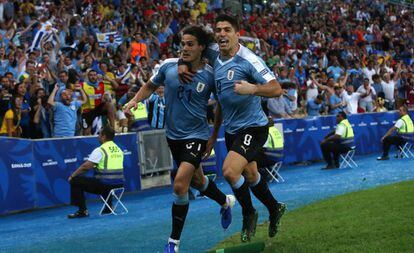 Cavani comemora com Suárez o gol uruguaio.
