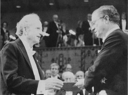 Gary Becker, esquerda, recebe o Nobel de mãos do príncipe de Suecia, Carl Gustaf, em 1992.