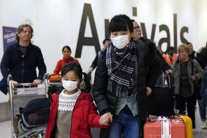 Passageiros chegam ao aeroporto de Heathrow, em Londres,onde voos da China estão sendo monitorados.