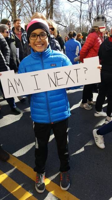 Diego, de 12 anos, na marcha de Nova York, com um cartaz que diz: 