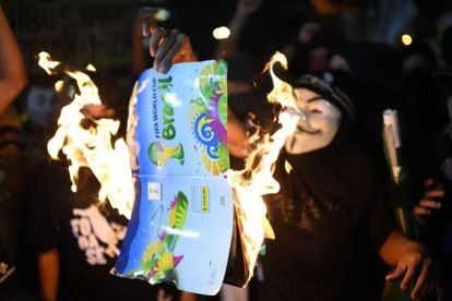 Manifestante queima álbum da Copa.