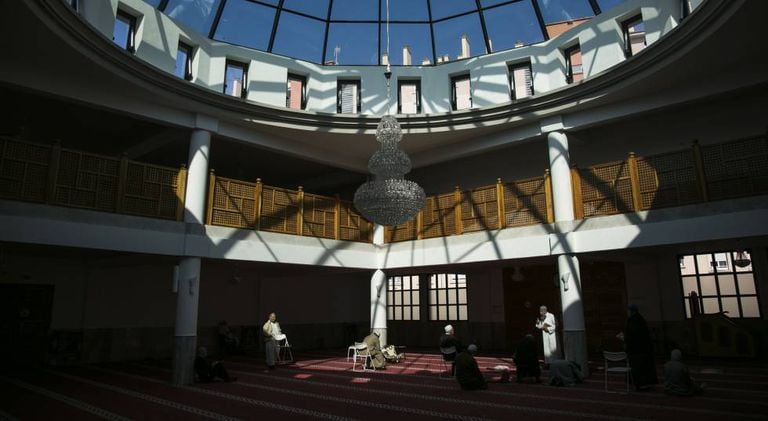 Interior da mesquita de La Gabelle, na cidade de Fréjus, durante a hora da oração da tarde.