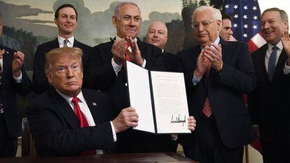Donald Trump mostra sua assinatura após o encontro com Netanyahu.