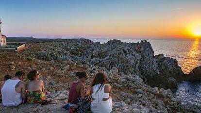 Pôr do sol no farol de Punta Nati, em Menorca.