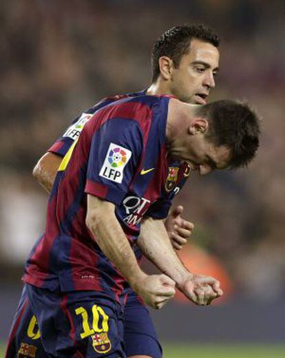 Messi comemora com raiva um de seus gols contra o Sevilla na presença de Xavi.