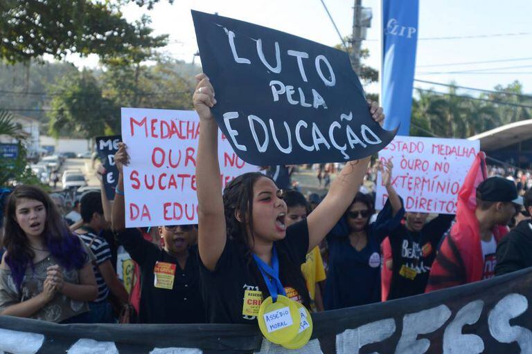 Estudantes de escolas públicas fazem protesto em Paraty, em julho.